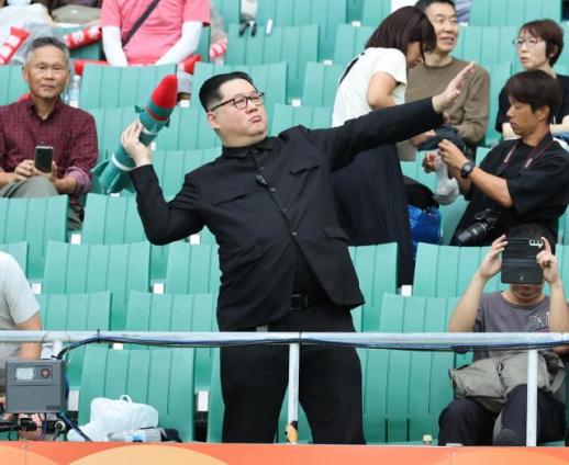 山寨金正恩现身亚运会观众席