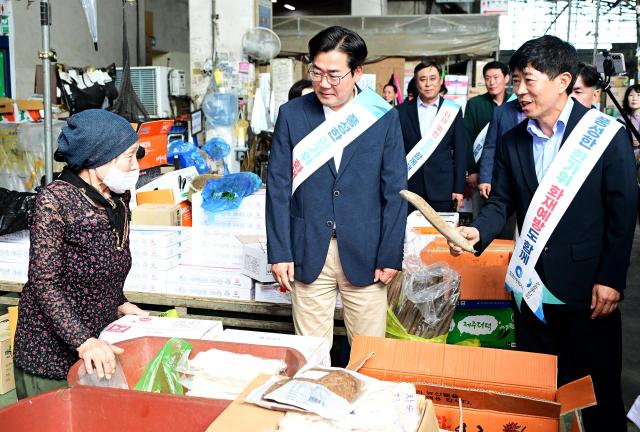 박찬대 인천광역시장이 21일 부평구 삼산농산물도매시장에서 상인들을 격려하며 물품을 구매하고 있다 사진인천시