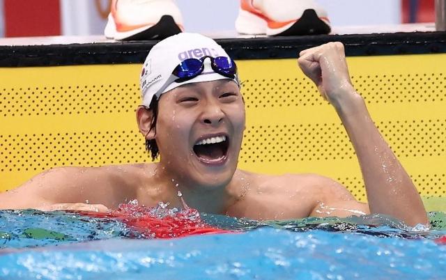  21일 도쿄 아쿠아틱스 센터에서 열린 2026 아이치·나고야 아시안게임 수영 남자 50m 자유형 예선 한국 김영범이 대회 신기록을 세운 후 기뻐하고 있다사진연합뉴스