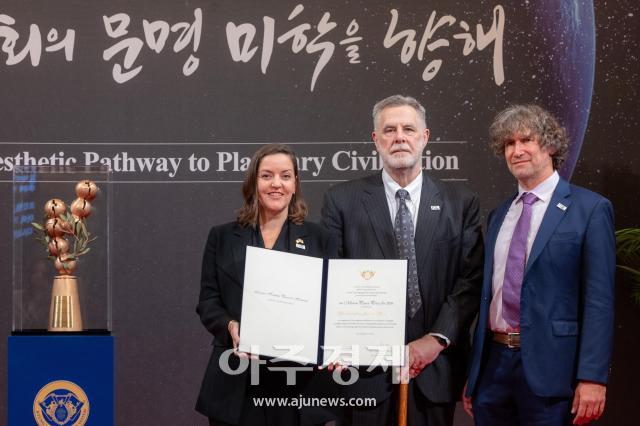 세계원자과학자회보Bulletin of the Atomic Scientists는 21일 경희대학교 평화의 전당에서 열린 제2회 미원평화상 시상식에서 미원평화상을 수상했다 왼쪽부터 알렉산드라 벨 BAS 회장 겸 CEO 데이비드 쿨만 BAS 이사회 의장 다니엘 홀츠 BAS 과학·안보위원회 의장 이사회 위원 사진경희대