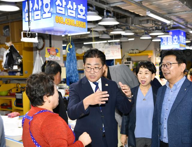 이기형 김포시장이 21일 대명항에서 현장행정회의를 개최했다 사진김포시