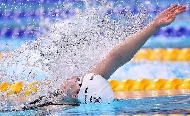 21일 도쿄 아쿠아틱스 센터에서 열린 2026 아이치·나고야 아시안게임 수영 여자 50m 개인 배영 결승 동메달을 획득한 한국 김승원이 힘차게 물살을 가르고 있다 사진연합뉴스