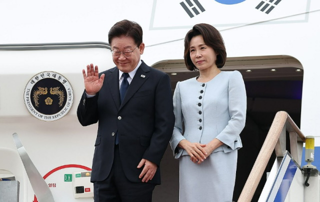 프랑스 국빈 방문 일정을 마치고 귀국한 이재명 대통령과 김혜경 여사가 10일 성남 서울공항 공군 1호기에서 환영객들을 향해 인사하고 있다 사진연합뉴스