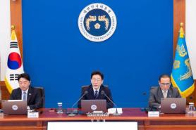 Lee is without two key aides at Cheong Wa Dae