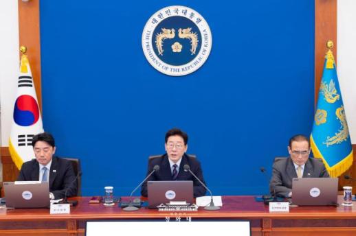 Lee is without two key aides  at Cheong Wa Dae