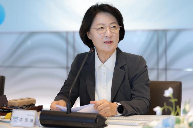 추미애 지사가 21일 수원컨벤션센터에서 이들 14개 시 대표와 함께 ‘과밀억제권역 자치단체 공동대응협의회’ 회의를 진행하고 있다 사진경기도