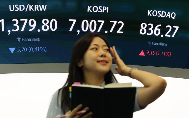  21일 서울 중구 하나은행 딜링룸에서 직원이 업무를 보고 있다 이날 코스피는 대형 반도체주 강세에 힘입어 7천피코스피 7000 포인트를 탈환했다 전날보다 11349포인트165 오른 700772로 거래를 마쳤다