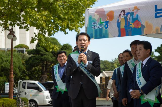 최현덕 남양주시장이 21일 국회 소통관 앞마당에서 열린 ‘남양주 농축산물 국회 직거래장터’에 참석했다 사진남양주시
