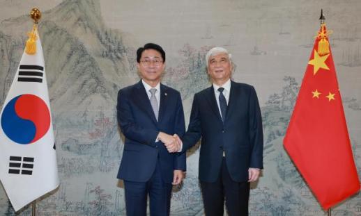 赵正湜会见中国全国人大常委会副委员长丁仲礼