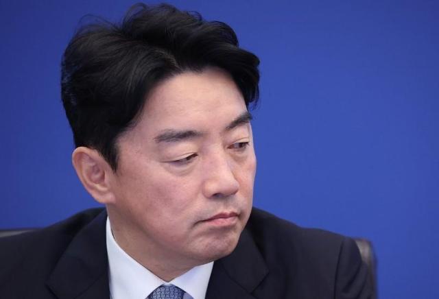 カン・フンシク大統領秘書室長が21日、青瓦台で開かれた首席補佐官会議でイ・ジェミョン大統領の発言を聞いている。写真=聯合ニュース