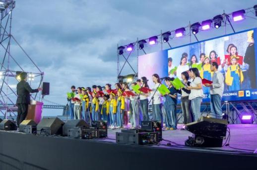 Âm thanh cảm ơn vang lên tại biển Gwangalli... Hợp ca của những người trẻ tuổi dành cho tình nguyện viên y tế