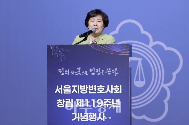 La diputada Jo Bae-suk expresa su gratitud tras recibir el premio a mejor legislador