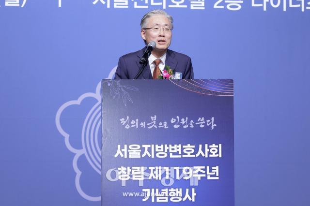 [Foto] El Magistrado Constitucional Kim Hyung-doo pronuncia discurso de apertura