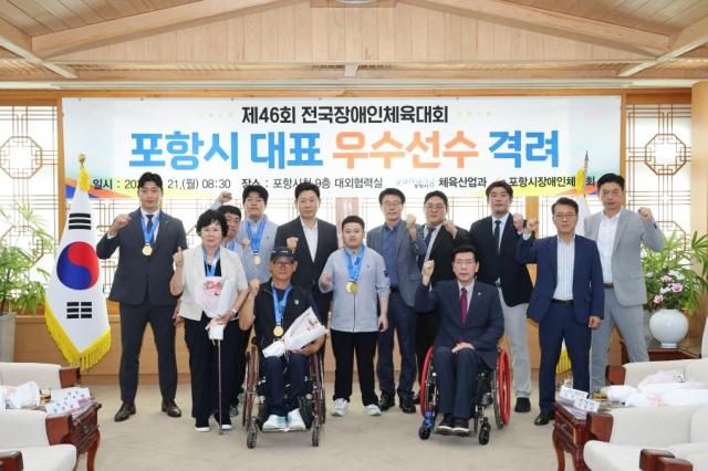 포항시는 21일 시청 대외협력실에서 제46회 전국장애인체육대회에서 총 50개의 메달을 획득한 포항시 선수단을 초청해 선수와 지도자들의 노고를 격려했다 사진포항시
