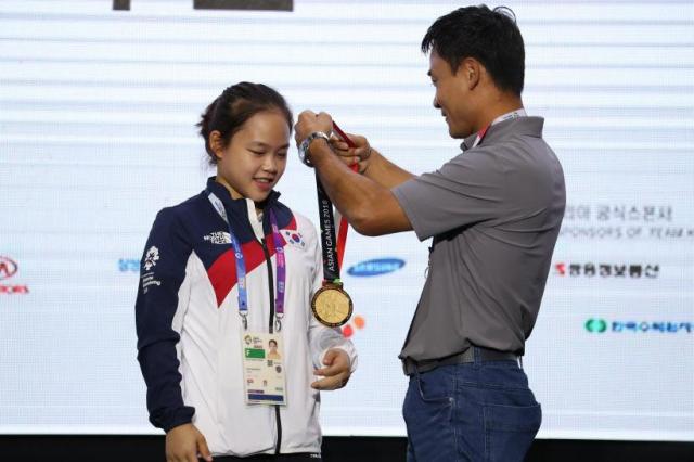 지난 2018년 자카르타·팔렘방 아시안게임메달리스트 기자회견에서 여서정이 아버지인 여홍철로부터 메달을 받고 있다 사진연합뉴스