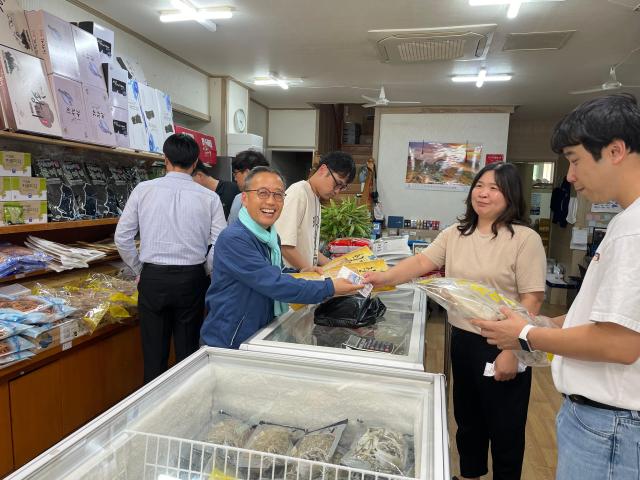 김외철 국립울진해양과학관장이 21일 죽변수산시장을 찾아 온누리상품권으로 지역 수산물을 구매하며 전통시장 장보기에 동참하고 있다 사진국립울진해양과학관