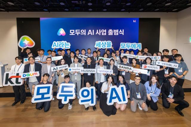 KT 컨소시엄 관계자들이 단체사진을 촬영하는 모습 사진KT
