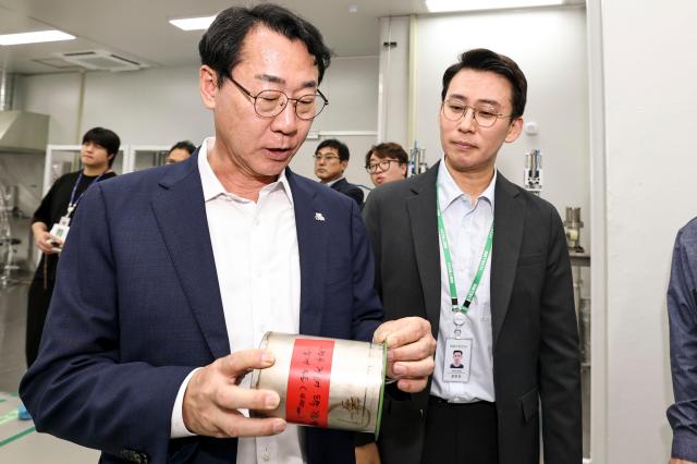 정명근 화성특례시장왼쪽이 비비테크 생산시설을 둘러보며 기업 관계자로부터 제품에 대한 설명을 듣고 있다 사진화성시