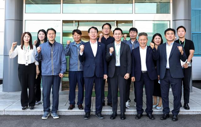 정명근 화성특례시장과 엄태영 국회의원을 비롯한 비비테크 관계자들이 기업 방문을 기념하며 파이팅을 외치고있다 사진화성시