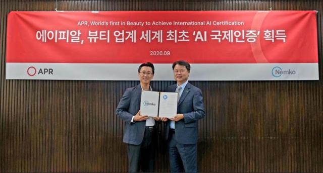 신재우 에이피알 연구개발RD센터장왼쪽과 곽삼근 넴코 코리아 전무가 AI Trust Mark 인증 획득 기념촬영을 하고 있다 사진에이피알
