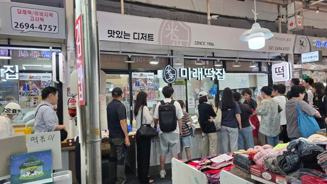 지난 19일 서울 강서구 까치산시장 내 한 떡집 앞에 대기줄이 형성돼 있다 사진김현아 기자
