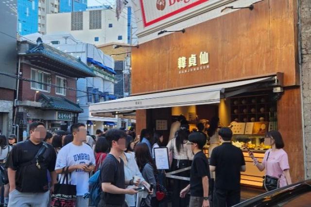 지난 21일 서울 성수동 한정선 본점 앞에 대기줄이 형성돼 있다 사진김현아 기자