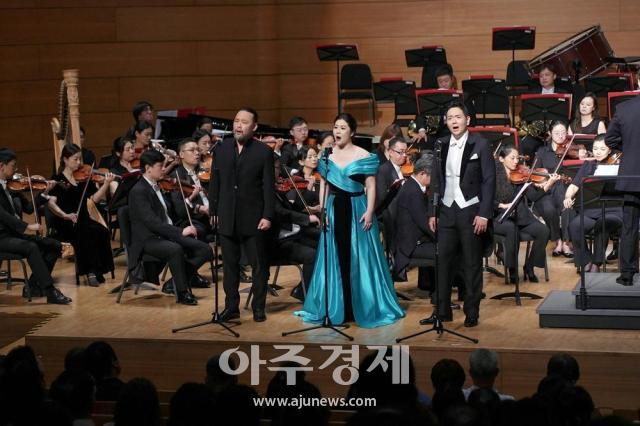 2026 한중 오케스트라 합동 공연 왼쪽부터 베이스바리톤 사무엘윤 메조소프라노 유시육 테너 김세일사진주칭다오총영사관