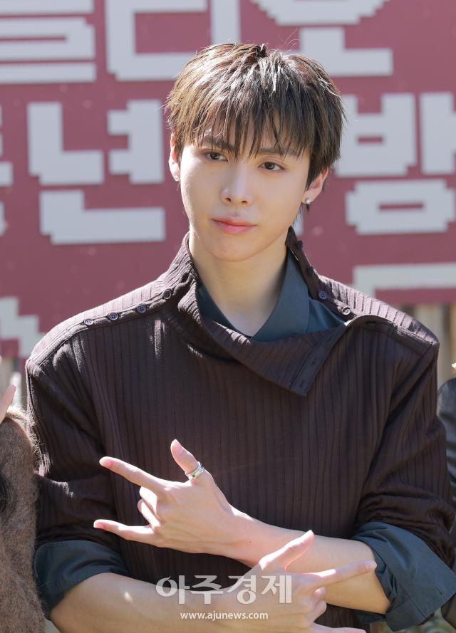 Woo Chan de ALLDAY PROJECT posa en el evento de lanzamiento de Cleo en Seúl