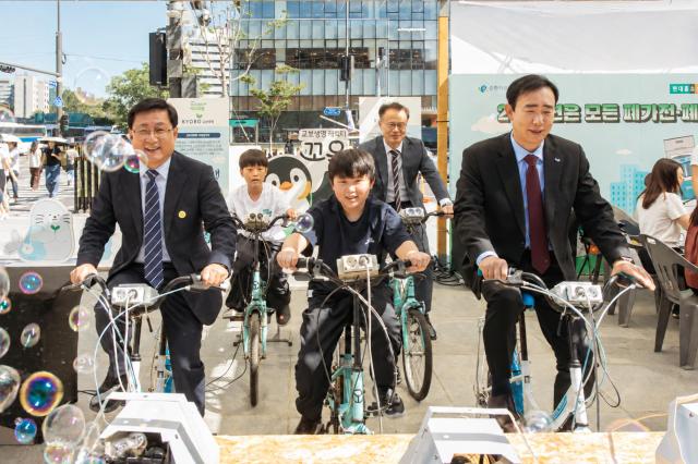 지난 21일 서울 종로구 광화문광장에서 열린 ‘제4회 지구하다 페스티벌’에서 김성환 기후에너지환경부 장관왼쪽과 조대규 교보생명 대표이사 사장이 자전거 발전기 체험을 하고 있다 사진교보생명