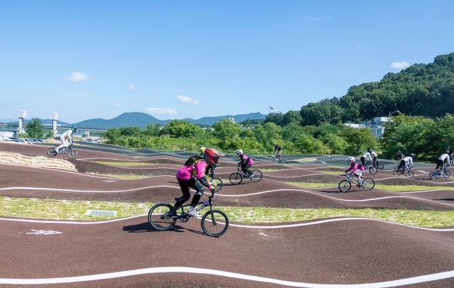 20일 개장한 칠곡군 자전거파크에서 BMX 선수들이 굴곡진 펌프트랙을 달리고 있다 사진칠곡군