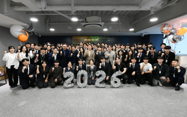SK에코플랜트 하이테크 주니어 탤런트 온보딩 프로그램 수료식 참가자들이 기념촬영을 하고 있다 사진SK에코플랜트