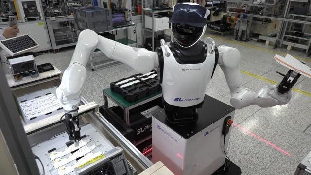 Un robot de dos brazos móvil realiza operaciones de procesamiento en la fábrica de electrónica Seongbuk de SL.