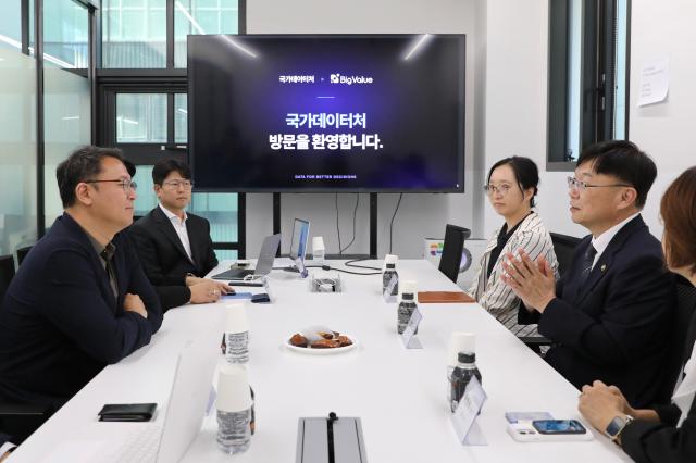 22일 안형준 국가데이터처장이 서울 성동구의 데이터 기술 기업 ‘빅밸류’를 방문하여 인공지능AI 기반 데이터 행정혁신 방안에 관해 논의하고 있다 사진국가데이터처