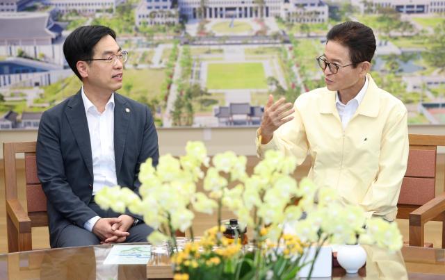 이철우 경북도지사가 지난 21일 경북도청을 방문한 김민재 행정안전부 차관과 면담하고 미래대응기금 추진 방향과 지방재정 현안을 논의하고 있다 사진경상북도