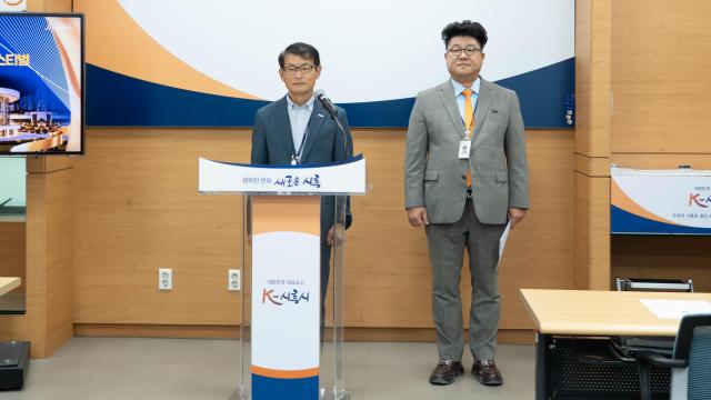 22일 시청 브리핑룸에서 김태우 문화체육관광국장이 시흥아트센터 개관 관련 언론 브리핑을 하고 있다 사진시흥시
