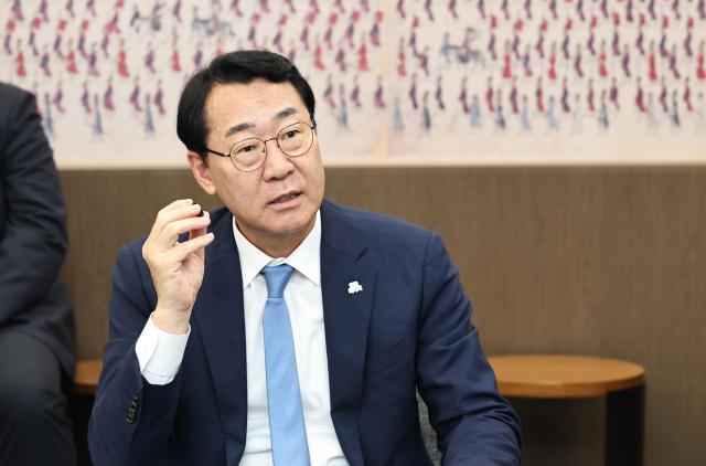 정명근 화성특례시장이 22일 AI 디지털 헬스케어 사업 업무협약식에서 인공지능AI 기반 시민 건강관리 서비스 추진 방향에 대해 발언하고 있다 사진화성시