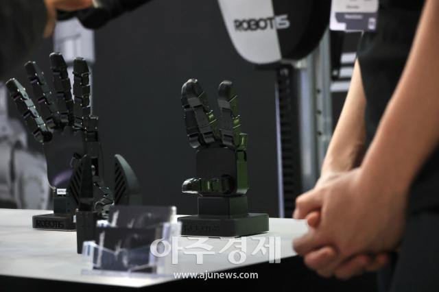 Dedos de robot sofisticado exhibidos en la Cumbre de Robots Humanoides de Seúl