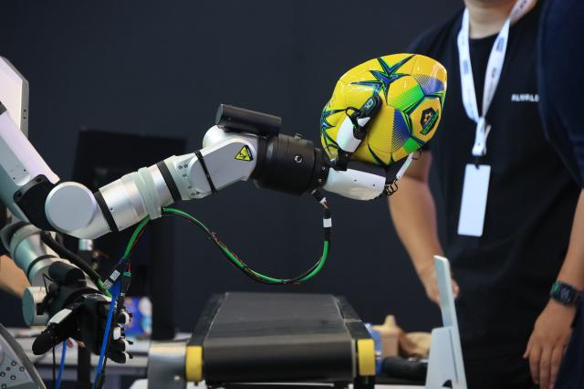 Humanoid robots take center stage at Seoul summit