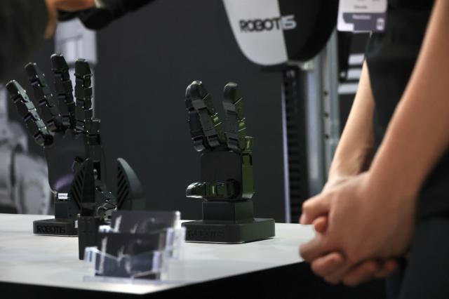 Humanoid robots take center stage at Seoul summit