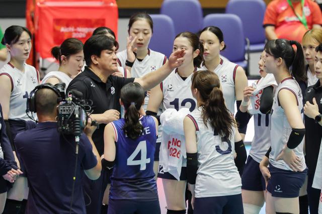 22일 일본 아이치현 파크 아레나 고마키에서 열린 2026 아이치·나고야 아시안게임 여자 배구 대한민국과 태국의 동메달 결정전 대한민국 차상현 감독이 작전을 지시하고 있다사진연합뉴스