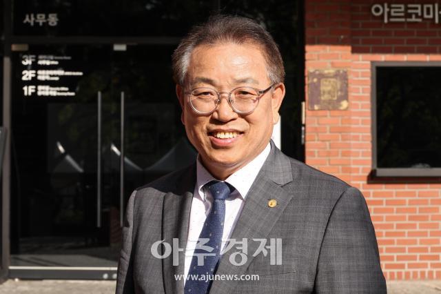 22일 서울 종로구 대학로 마로니에공원에서 장만순 사단법인 일천만이산가족위원회 회장이 포즈를 취하고 있다 20260922유나현 기자 shootingajunewscom