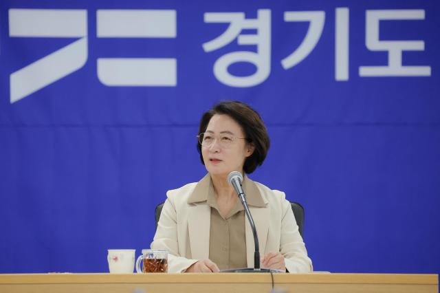 22일 오전 경기도 율곡홀에서 열린 도지사 주재 월간회의에서 추미애 경기도지사가 회의를 주재하고 있다 사진경기도