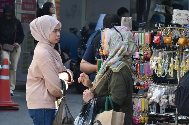 A foreign tourists are shopping for accessories at a stall in Namdaemun Market in central Seoul Sept 22 2026 AJP Joonha Yoo