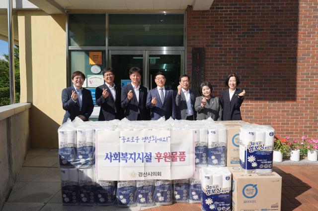 경산시의회는 22일 남산면에 위치한 ‘경산양로원’을 방문해 위문품을 전달하고 기념 사진을 촬영하고 있다사진경산시의회