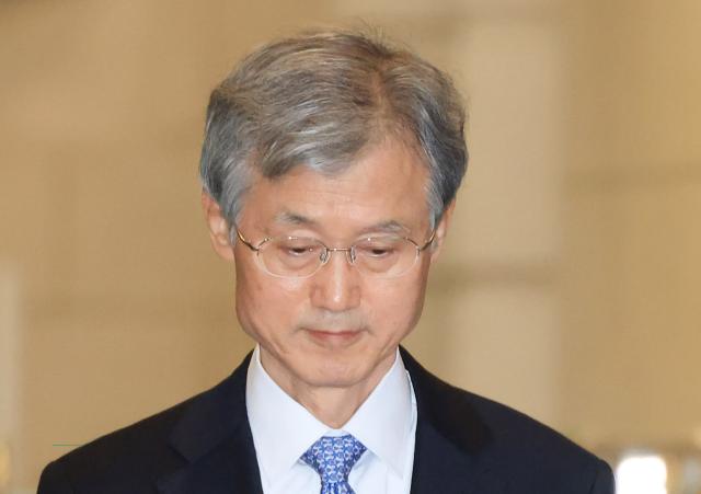 조희대 대법원장이 22일 서울 서초구 대법원을 나서고 있다 사진연합뉴스