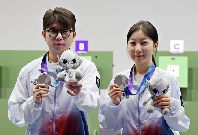 El 22 de septiembre, en la ceremonia de entrega de medallas de la final mixta de carabina de aire comprimido de 10 metros en los Juegos Asiáticos Aichi-Nagoya 2026, celebrada en el Polígono de Tiro Integral de la prefectura de Aichi, Japón, Ban Hyo-jin (derecha) y Park Ha-jun, ganadores de la medalla de plata, exhiben sus medallas. [Foto=Yonhapnews]