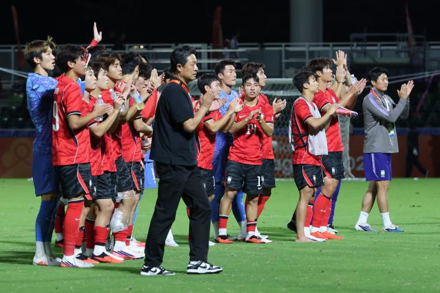 El 22 de septiembre, en el partido de la segunda jornada de la fase de grupos de fútbol masculino en los Juegos Asiáticos Aichi-Nagoya 2026, disputado en el Estadio de Rugby del Parque Mizuho de Nagoya, Japón, los jugadores de Corea del Sur saludan a los aficionados tras su victoria de 2-0 sobre Arabia Saudita. [Foto=Yonhapnews]
