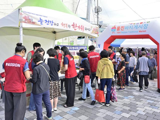 한울본부 추석맞이 울진 바지게시장 이동홍보관 운영 장면 사진한울원자력본부