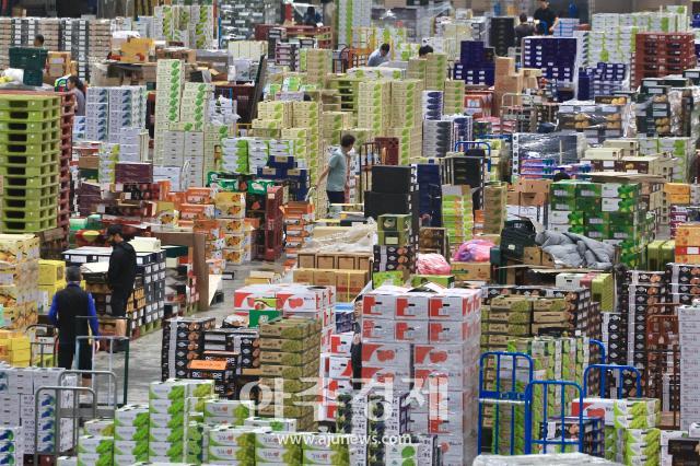 أسواق الجملة تعج بصناديق الفاكهة قبل احتفالات عيد المنتصف الخريفي بيومين