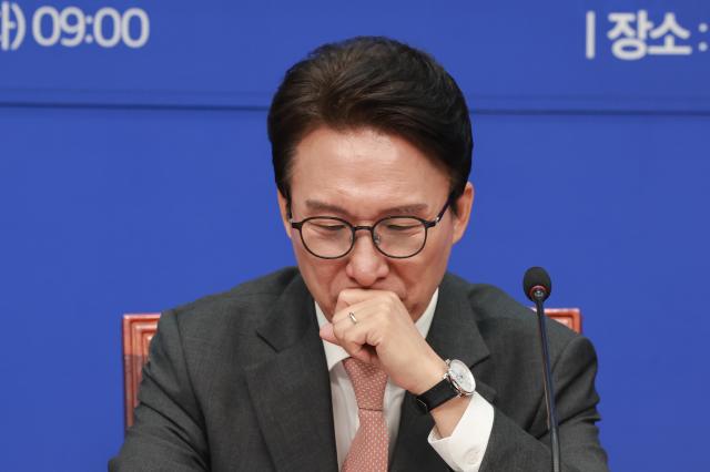 김민석 더불어민주당 대표가 지난 22일 국회에서 열린 민주당 동물과더불어TF 출범식에 참석해 자료를 살피고 있다사진연합뉴스